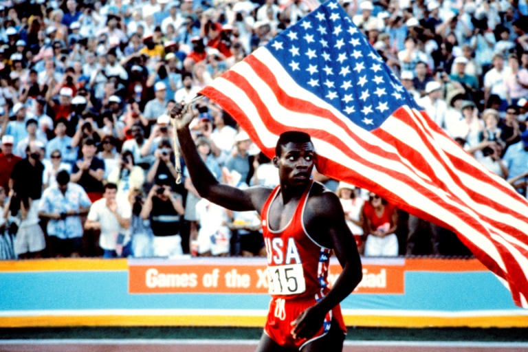 L'Amériain Carl Lewis après avoir remporté le 100 m aux JO de Los Angeles, le 4 août 1984