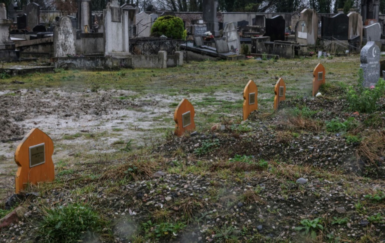 Des tombes au cimetière de Calais, le 19 décembre 2023 dans le Pas-de-Calais