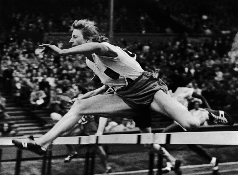 La Hollandaise Fanny Blankers-Koen au 80 m haies aux JO de Londres, le 4 août 1948