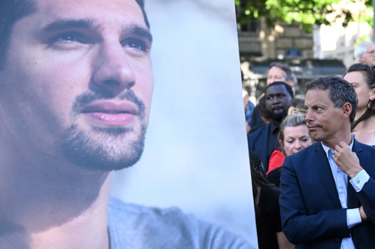 Marc-Olivier Fogiel et le portrait du journaliste tué en Ukraine Frédéric Leclerc-Imhoff, lors d'un rassemblement hommage sur la place de la République à Paris, le 10 juin 2022