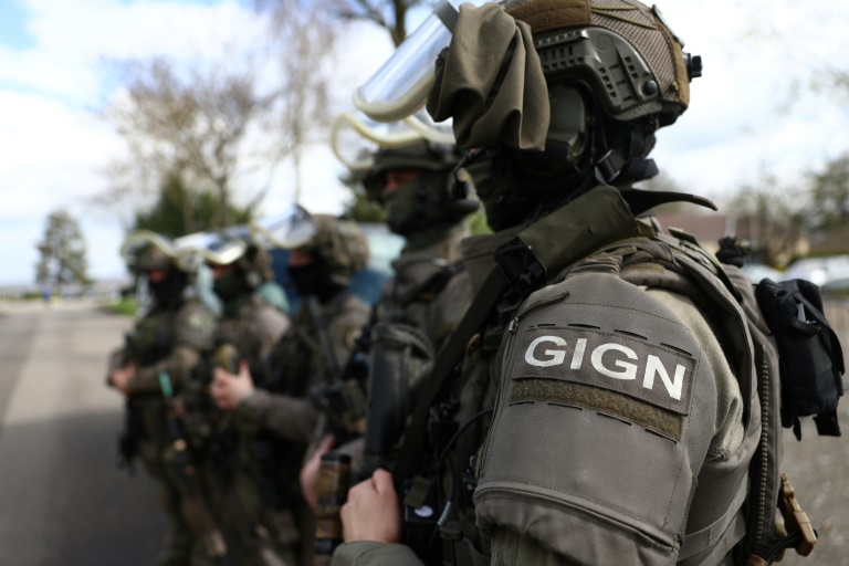 Des gendarmes du GIGN s'entraînent à Beynes (Yvelines) le 18 mars 2024, en vue des JO 2024