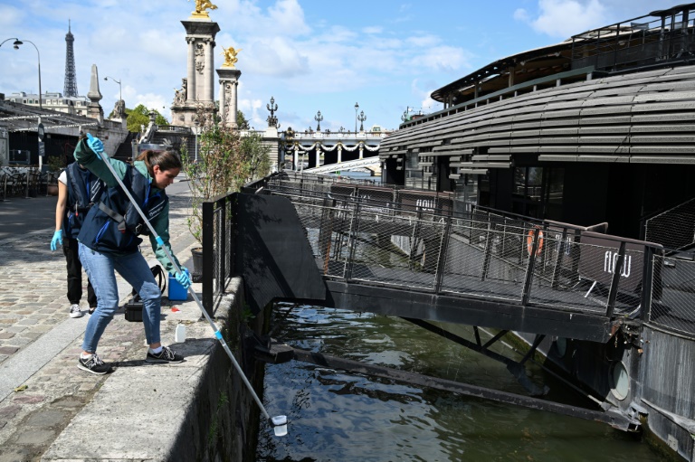 Prélèvement d'un échantillon d'eau de la Seine par la compagnie Fluidion, le 4 août 2023 à Paris