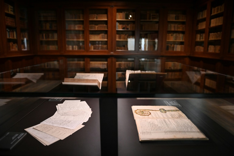 Des livres et documents anciens à la  bibliothèque-musée Inguimbertine, dans l'ancien hôtel-Dieu de Carpentras, le 19 avril 2024 dans le Vaucluse