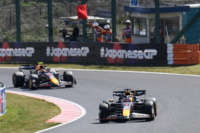 Le drapeau rouge des officiels dès le premier tour, finalement sans consquence pour les Red Bull de Max Verstappen (devant) Sergio Pérez à Suzuka le 7 avril 2024