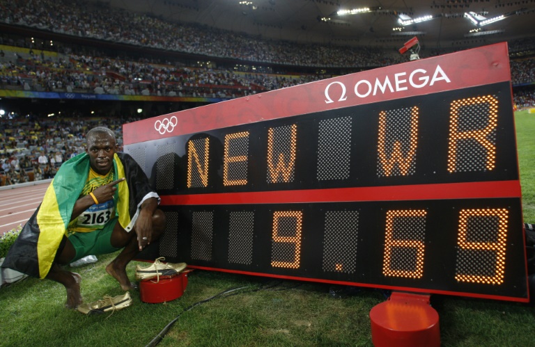 Usain Bolt, le 16 août 2008 aux JO de Pékin devient l'homme le plus rapide du monde en parcourant 100 m en  9'69''