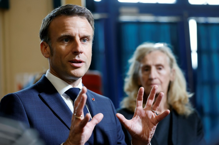 Le président Emmanuel Macron, accompagné de la ministre de l'Education nationale, Nicole Belloubet, fait une déclaration à la presse, lors d'un déplacement dans une école à Paris, le 5 avril 2024