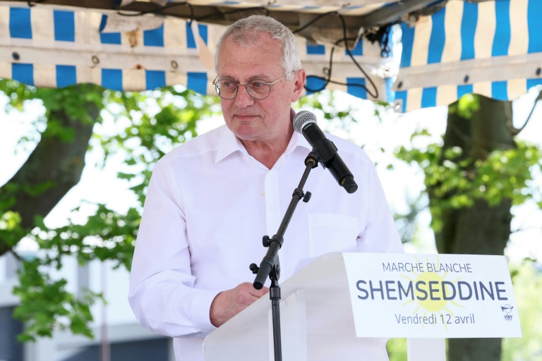 Le maire de Viry-Châtillon Jean-Marie Vilain s'exprime à l'occasion d'une marche blanche en mémoire de Shemseddine le 12 avril 2024