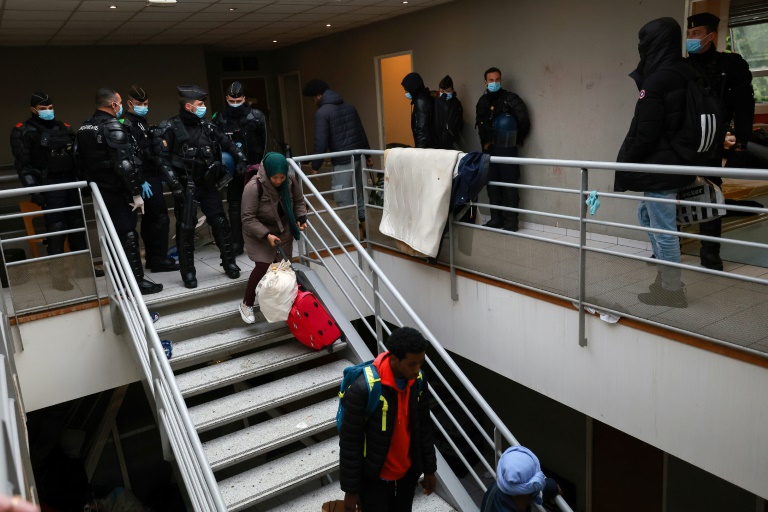 Des gendarmes évacuent le squat de Vitry-sur-Seine (Val-de-Marne), le 17 avril 2024