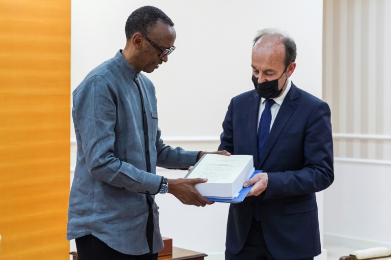 L'historien français Vincent Duclert (d) remet une copie du rapport collégial sur le rôle de la France dans le génocide des Tutsi en 1994 au président rwandais Paul Kagame à Kigali, le 9 avril 2021
