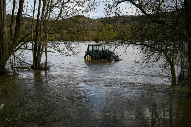 Un tracteur pris dans les eaux à Velars-sur-Ouche, dans la Côte d'Or, le 1er avril 2024