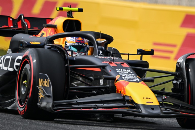 La Red Bull pilotée par le Mexicain Sergio Pérez pendant les qualifications du GP de Chine de F1 le 20 avril 2024 à Shanghai