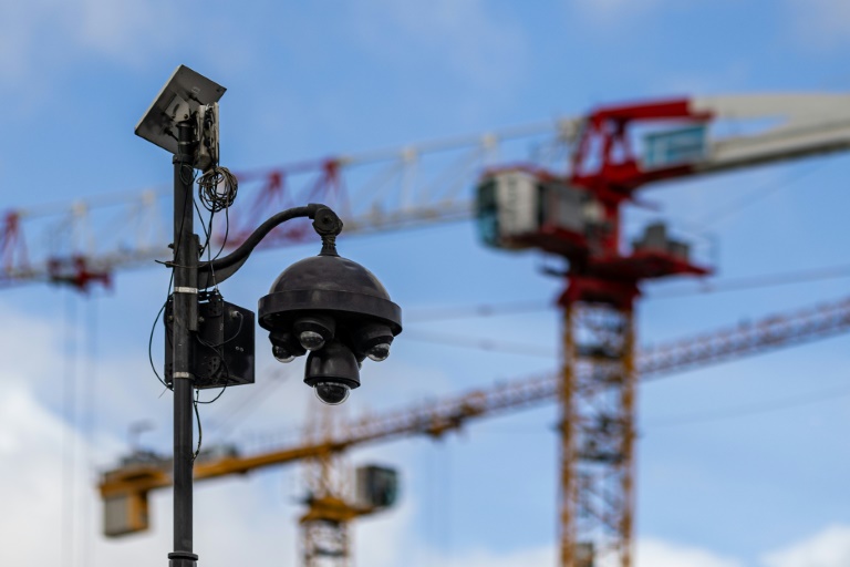 Une caméra de vidéosurveillance dans une rue de Paris, le 28 mars 2024
