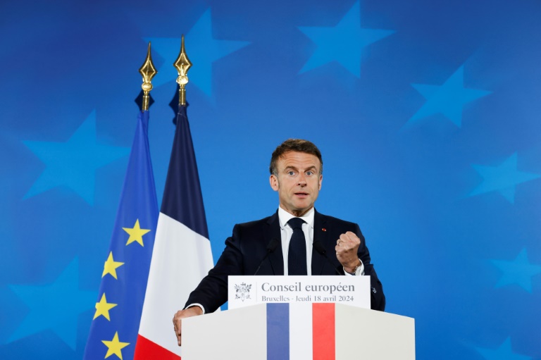 Le président Emmanuel Macron lors d'une conférence de presse à l'issue du sommet européen à Bruxelles, le 18 avril 2024