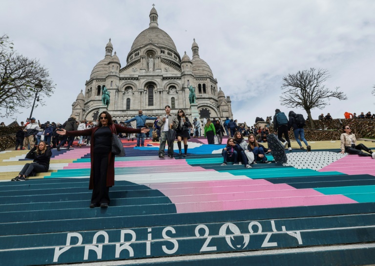 Des escaliers peints aux couleurs des prochains Jeux olympiques de Paris 2024, devant la basilique du Sacré-Cœur, au sommet de la butte Montmartre, le 17 avril 2024 à Paris