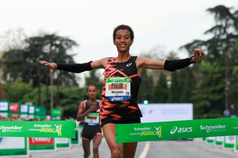 L'Ethiopienne Mestawut Fikir franchit la ligne d'arrivée du marathon de Paris, le 7 avril 2024