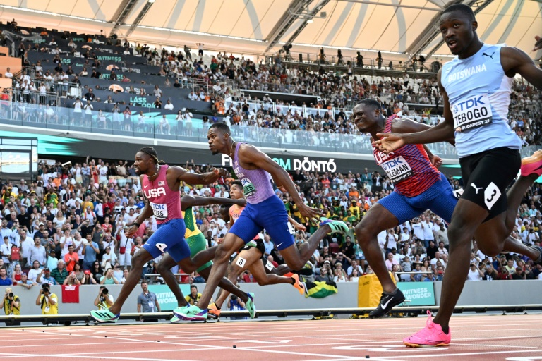 Le 20 août 2023 en finale du 100 m des championnats du monde à Budapest, le Botwanais Letsile Tebogo (à droite) coupe la ligne en deuxième position, juste derrière l'Américain Noah Lyles (à gauche)