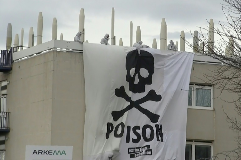L'une des banderoles déployées le samedi 2 mars 2024 par des militants entrés dans le site du groupe d'industrie chimique Arkema à Pierre-Bénite (Rhône) pour dénoncer la pollution aux perfluorés