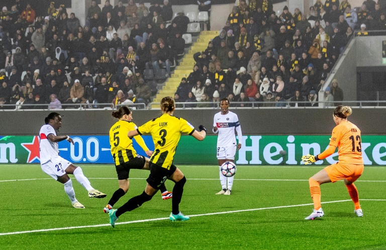 L'attaquant du PSG Tabitha Chawinga inscrit un but lors d'un match de Ligue des champions contre Hacken, le 20 mars 2024 à Göteborg