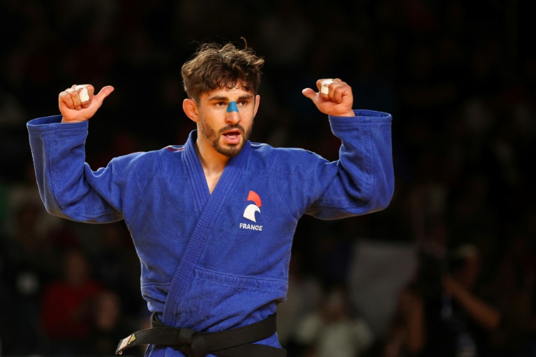 Le Français Cédric Revol après sa victoire contre Artem Lesiuk dans un combat pour la médaille de bronze des -60 kg des Championnats d'Europe de judo, le 25 avril 2024 à Zagreb