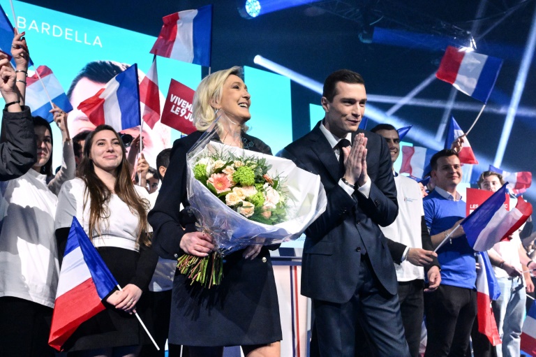 Marine Le Pen (g) et Jordan Bardella, tête de liste du RN aux européennes, lors du lancement de la campagne, le 3 mars 2024 à Marseille