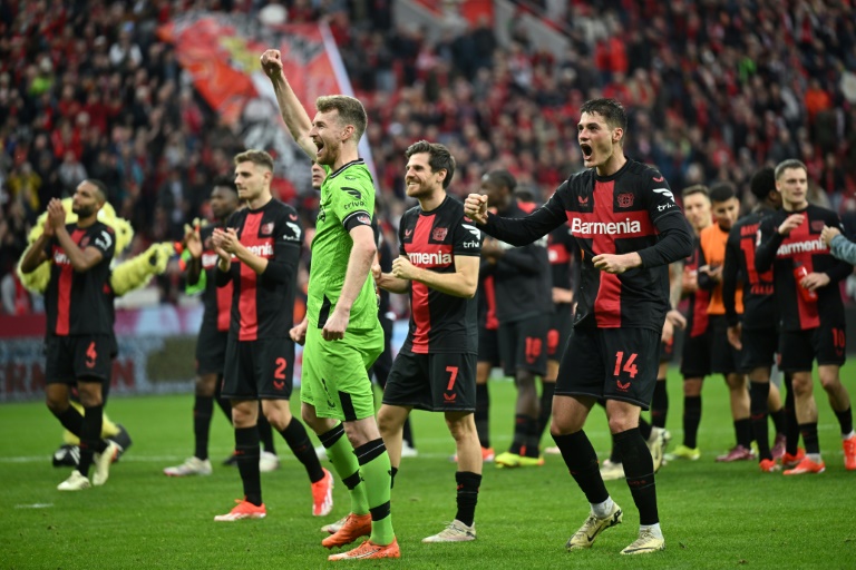 Le gardien du Bayer Leverkusen Lukas Hradecky et ses coéquipiers à la fin du match contre le TSG 1899 Hoffenheim à Leverkusen en Allemagne le 30 mars 2024