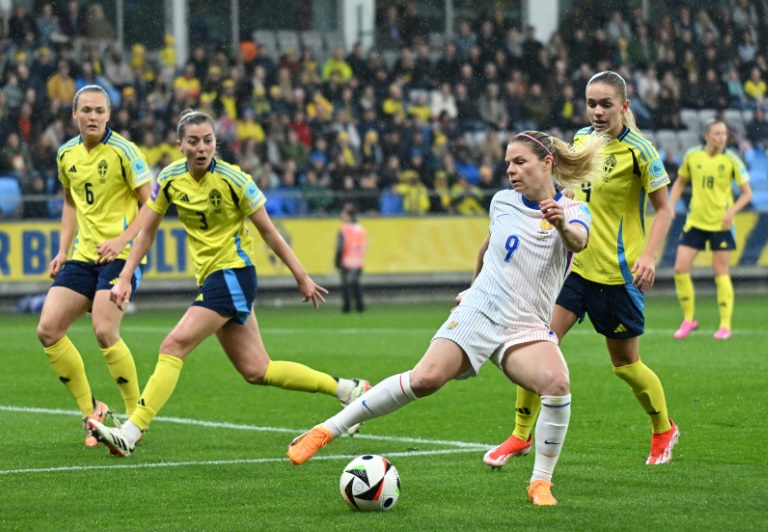 L'attaquante des Bleues Eugénie Le Sommer contre la Suède, le 9 avril 2024  à Göteborg en qualification à l'Euro