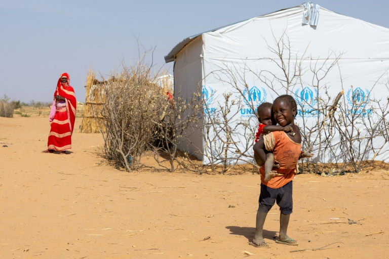 Deux jeunes réfugiés soudanais sont photographiés près d'un abri dans le camp de réfugiés de Farchana, le 7 avril 2024