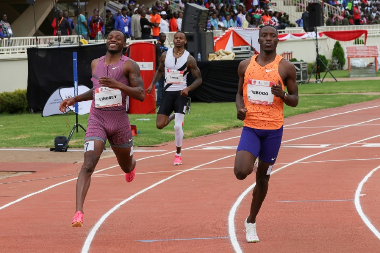 L'Américain Courtney Lindsey (g.), qui s'est classé premier, et le Botswanais Letsile Tebogo (d.), deuxième, après l'épreuve du 200 m masculin lors de la Kip Keino Classic 2024, à Nairobi, le 20 avril 2024