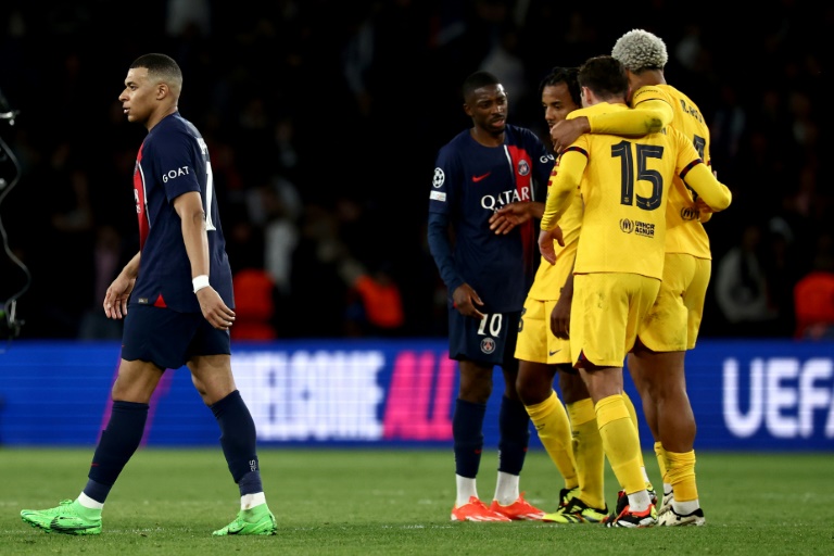 Le dépit de Kylian Mbappé et la joie des Barcelonais après la défaite du Paris SG face au FC Barcelone (3-2) en quart de finale aller de Ligue des champions, le 10 avril 2024 à Paris