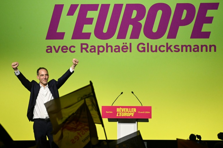 Raphaël Glucksmann, tête de liste Place Publique et Parti socialiste, lors d'un meeting de campagne à Saint-Herblain, le 13 avril 2024 près de Nantes