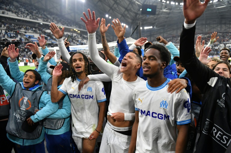 La liesse entre joueurs et supporters de Marseille après la qualification de l'OM pour les demi-finales d'Europa League aux dépense de Benfica le 18 avril 2024 au stade Vélodrome à Marseille