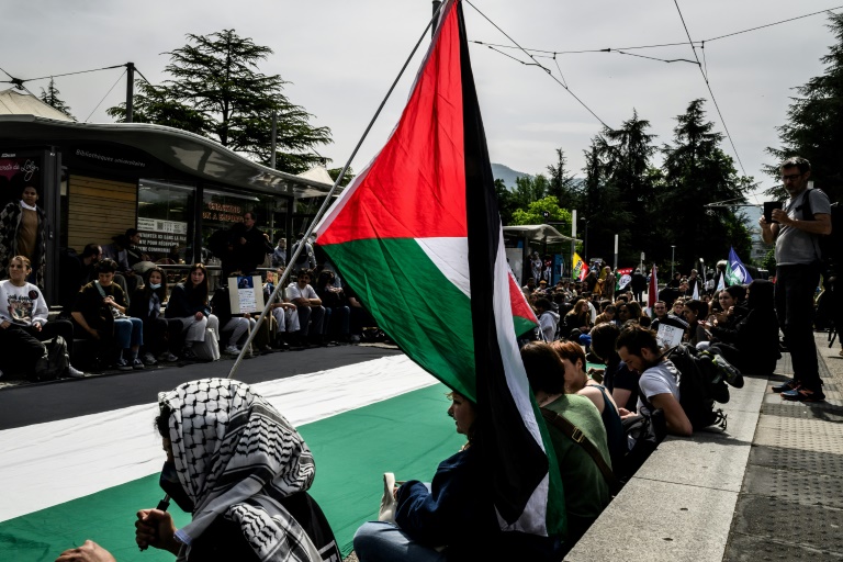 Des étudiants pro-Palestiniens participent le 30 avril 2024 à un sit-in sur les voies du tramway à Grenoble