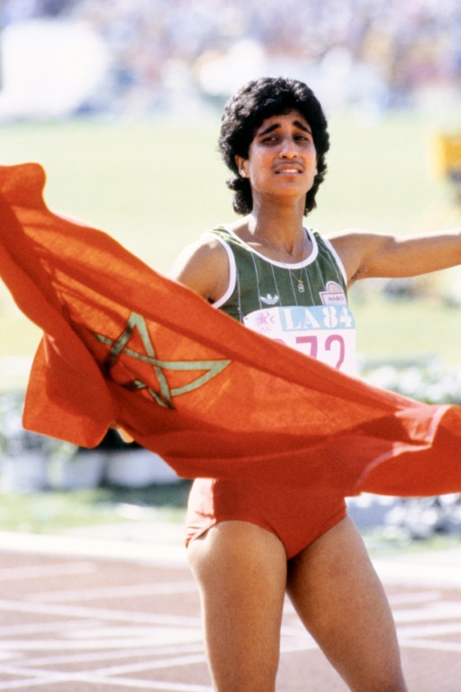 Nawal El Moutawakel brandit le drapeau marocain après sa victoire au 400m haies aux JO de Los Angeles, le 8 août 1984