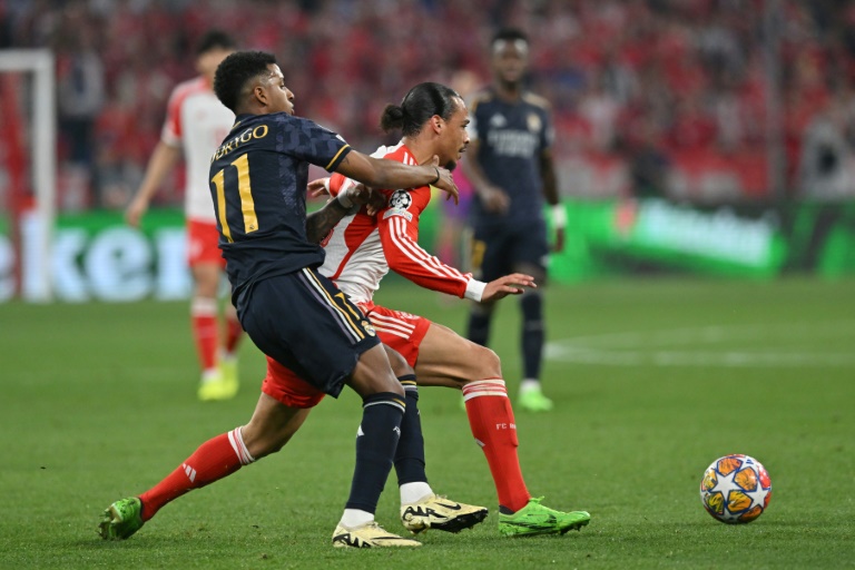 Le Brésilien du Real Madrid Rodrygo à la lutte avec l'attaquant du Bayern Leroy Sane durant la demi-finale aller de Ligue des champions mardi à Munich.