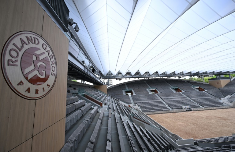 Le nouveau toit rétractable du court Suzanne-Lenglen à Roland-Garros, le 25 avril 2024 à Paris