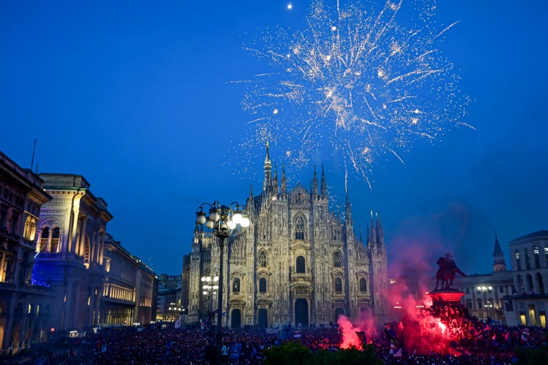 Des supporters de l'Inter Milan sur la Piazza del Duomo le 28 avril 2024 à Milan