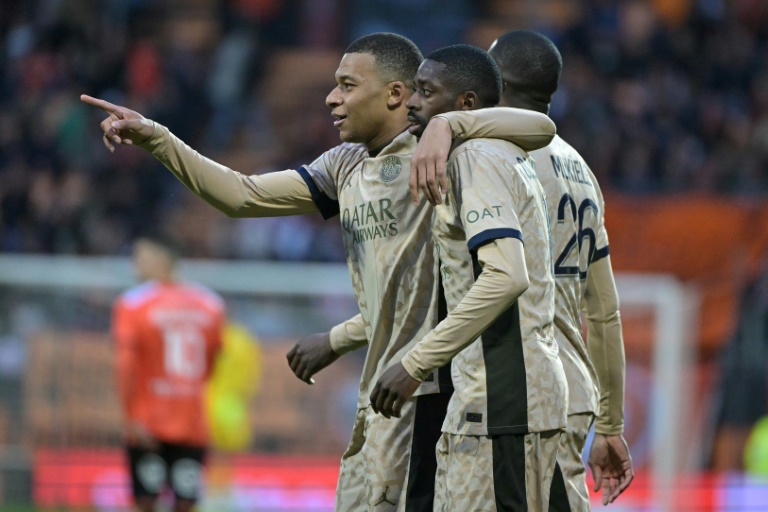 Les attaquants du PSG Kylian Mbappé (g) et Ousmane Dembélé, auteurs d'un doublé chacun contre Lorient (victoire 4-1), le 24 avril 2024 à Lorient