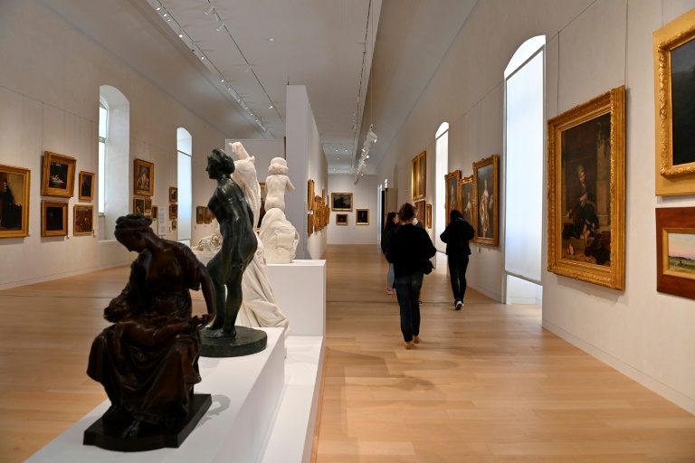Une galerie de tableaux et sculptures à la bibliothèque-musée Inguimbertine, dans l'ancien hôtel-Dieu de Carpentras, le 19 avril 2024 dans le Vaucluse