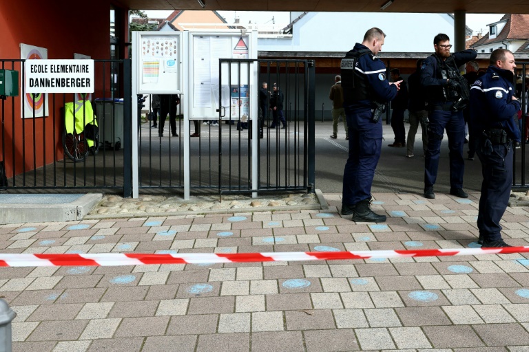 Des gendarmes devant l'école de Souffelweyersheim, dans le Bas-Rhin, le 18 avril 2024