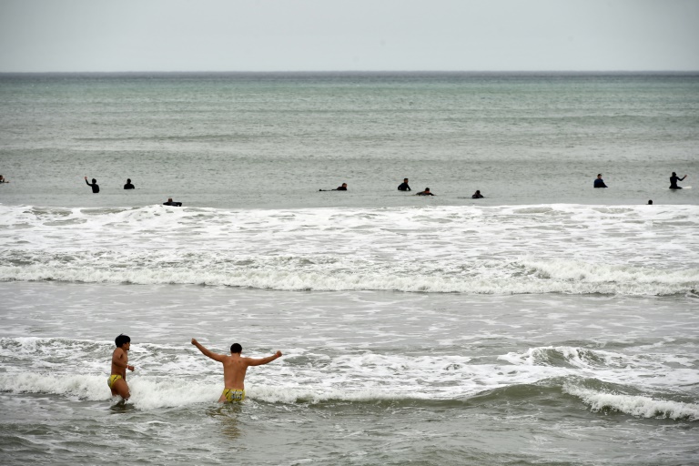Des baigneurs sur La Grande Plage à Biarritz, le 6 mars 2024
