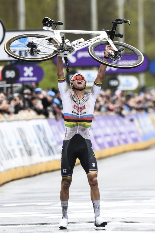 Le Néerlandais Mathieu van der Poel célèbre sa victoire à l'arrivée du Tour des Flandres, le 31 mars 2024 à Anvers (Belgique)
