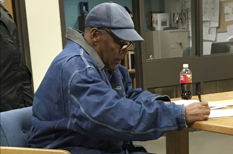 O.J. Simpson signe des documents avant de quitter Lovelock Correctional Centre à Lovelock, Nevada, le 1er octobre 2017, sur une photo fournie par l'administration pénitentiaire