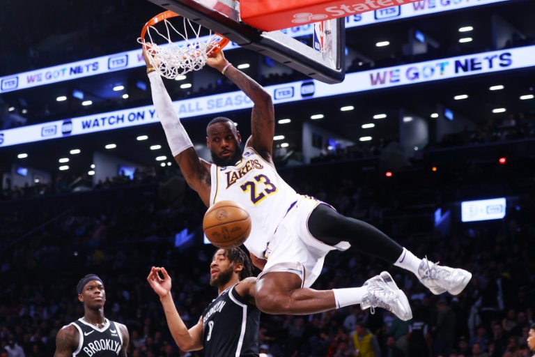 LeBron James (#23) au dunk lors d'un match de NBA contre les Nets, le 31 mars 2024 à Brooklyn