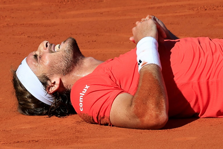 Le Grec Stefanos Tsitsipas allongé sur la terre battue du court Rainier III après avoir remporté le Masters 1000 de Monte-Carlo le 14 avril 2024 en Principauté