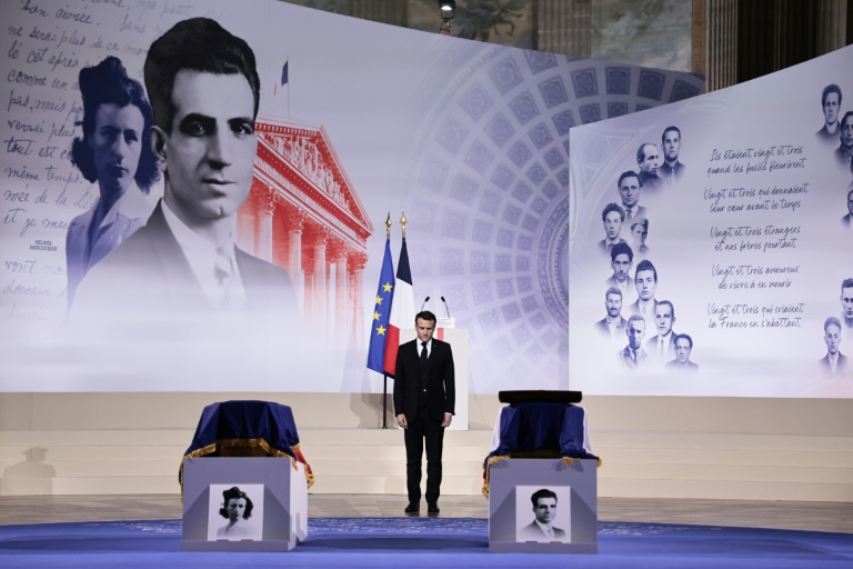 Le président français Emmanuel Macron devant les cercueils du résistant Missak Manouchian et de sa femme Mélinée durant une cérémonie d'hommages au Panthéon, le 21 février 2024 à Paris