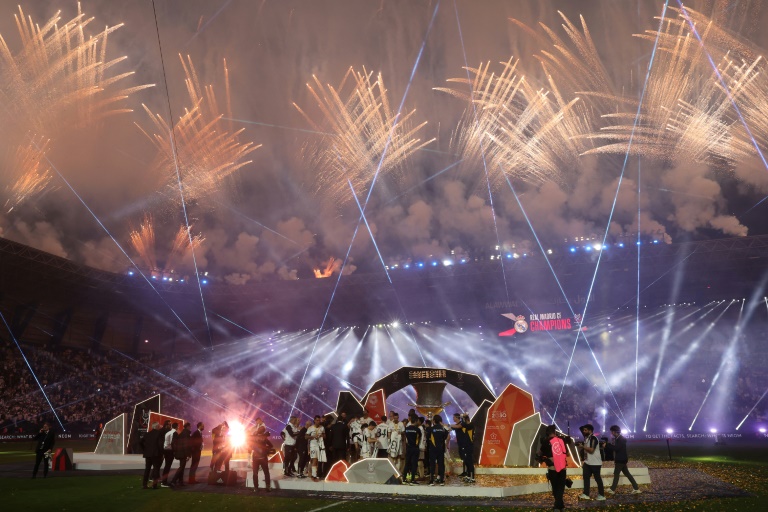 Feux d'artifice dans le ciel au dessus du stade Al-Awwal Park de Riyad en Arabie saoudite à l'issue de la finale de la Supercoupe d'Espagne le 14 janvier 2024