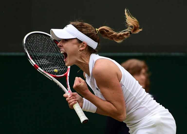 La Française Alizé Cornet après avoir battu l'Américaine Serena Williams, au 3e tour de Wimbledon, en 2014