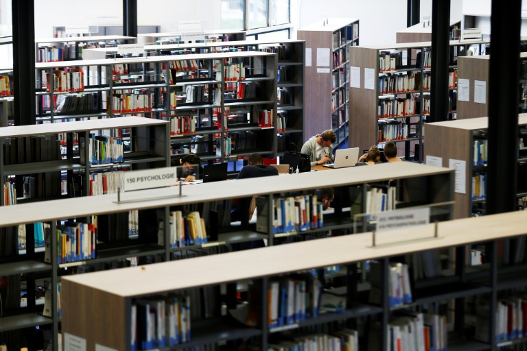 Des étudiants travaillent à la bibliothèque de l'université le 11 octobre 2017 à Mont-Saint-Aignan, près de Rouen