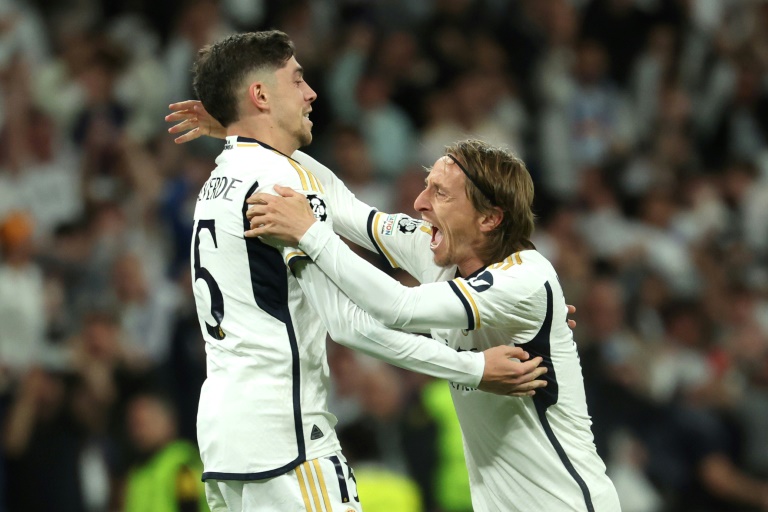 Federico Valverde (g) félicité par Luka Modric après avoir égalisé pour le Real Madrid face à Manchester City, le 9 avril 2024 au stade Bernabeu