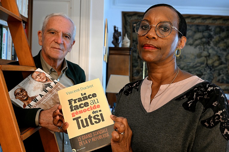 Alain Gauthier et son épouse Dafroza Mukarumongi-Gauthier, cofondateurs du Collectif des parties civiles pour le Rwanda, montrent des livres sur le génocide rwandais, chez eux, le 26 mars 2024 à Reims